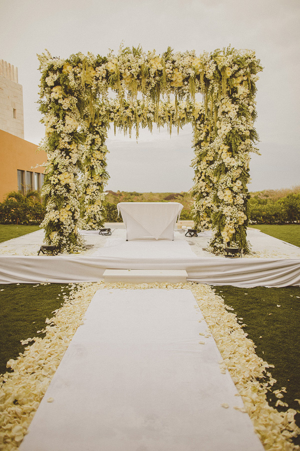 wedding at Fairmont Mayakoba Hotel in Playa Del Carmen, Mexico, photo by Ed Peers | via junebugweddings.com