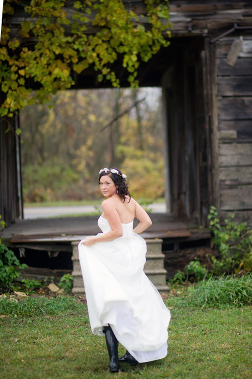 Barn wedding with woodland decor by Kelly Sweet Photography | junebugweddings.com