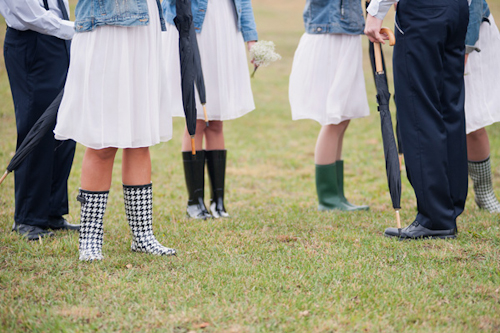 Barn wedding with woodland decor by Kelly Sweet Photography | junebugweddings.com