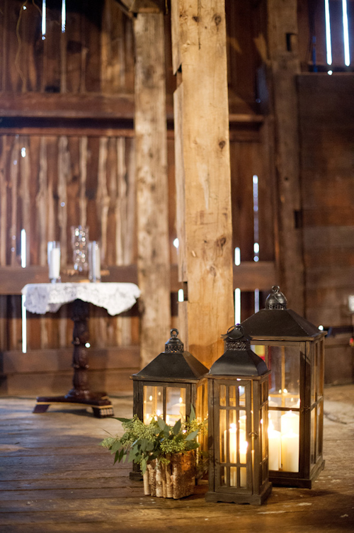 Barn wedding with woodland decor by Kelly Sweet Photography | junebugweddings.com