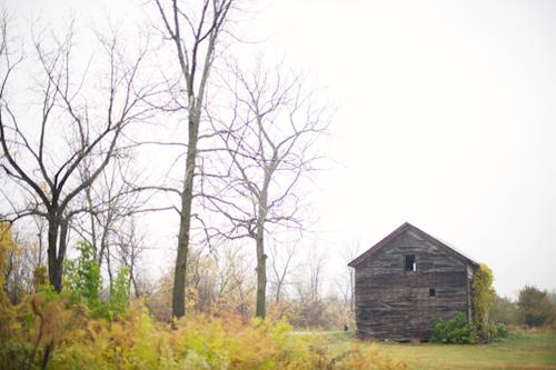 Barn wedding with woodland decor by Kelly Sweet Photography | junebugweddings.com