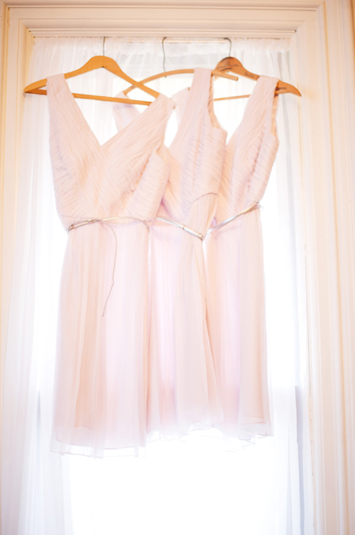 Barn wedding with woodland decor by Kelly Sweet Photography | junebugweddings.com