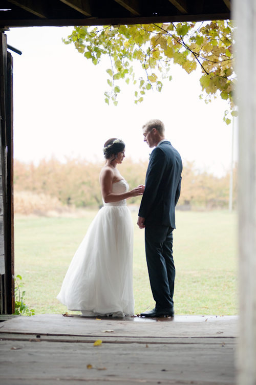 Barn wedding with woodland decor by Kelly Sweet Photography | junebugweddings.com