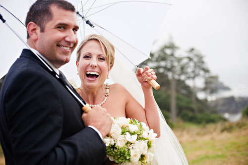 sweet outdoor wedding in the rain in Cannon Beach Oregon, Surfsand Resort, photography by Soul Mate Photo