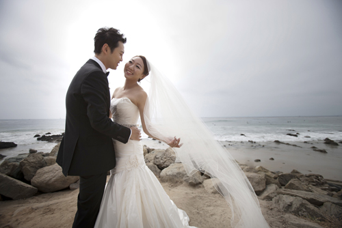 charcoal gray, silver, white and peach oceanside wedding at The Ritz-Carlton Laguna Niguel Dana Point, CA, planned by Details, Details and photographed by Roberto Valenzuela Photography