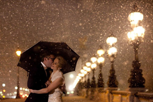 Snowy winter wedding in Paris at La Maison France-Amériques, planned by Fête in France, photography by Studio Cabrelli