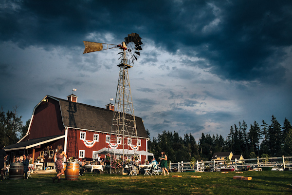 casual rustic wedding in Kent, Washington with photos by ANZA foto + film