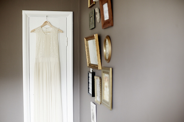 purple, burgundy, vintage wedding in Sweden, photos by Sweden wedding photographer Dayfotografi | via junebugweddings.com