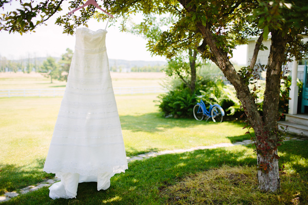 sunny rustic barn wedding in Michigan with photos by Dan Stewart | via junebugweddings.com