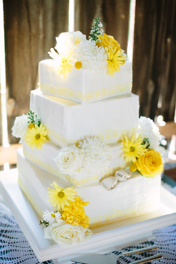 sunny rustic barn wedding in Michigan with photos by Dan Stewart | via junebugweddings.com