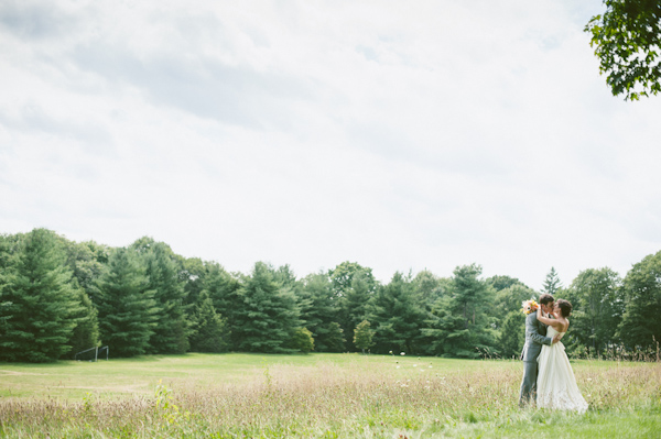 laid-back summer wedding with photos by Amanda Marie Studios | via junebugweddings.com