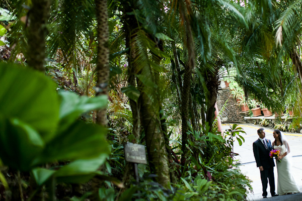 tropical Costa Rica destination wedding with photography by A Brit & A Blonde | junebugweddings.com