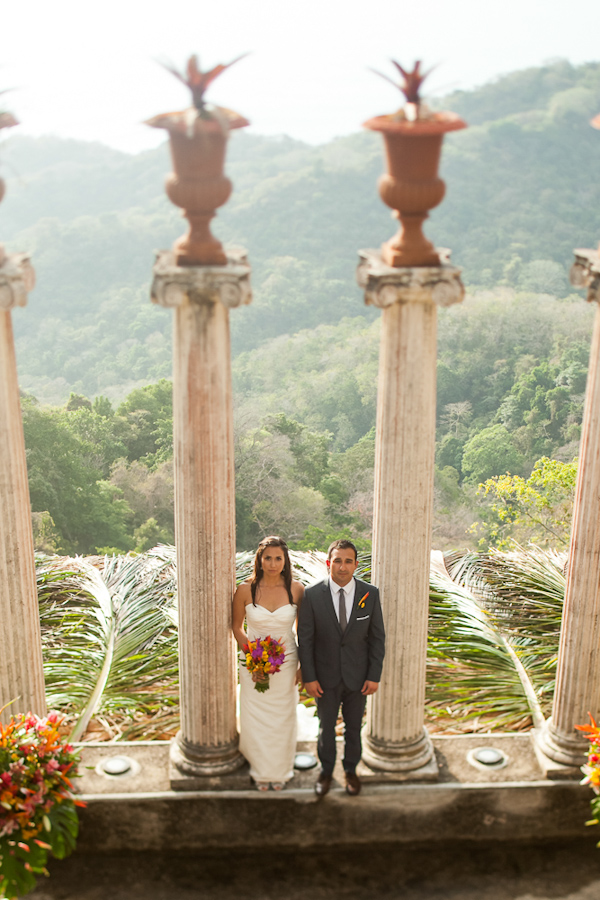 tropical Costa Rica destination wedding with photography by A Brit & A Blonde | junebugweddings.com