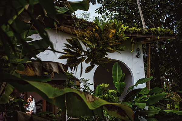 intimate destination wedding in Costa Rica, photos by Davina and Daniel | via junebugweddings.com