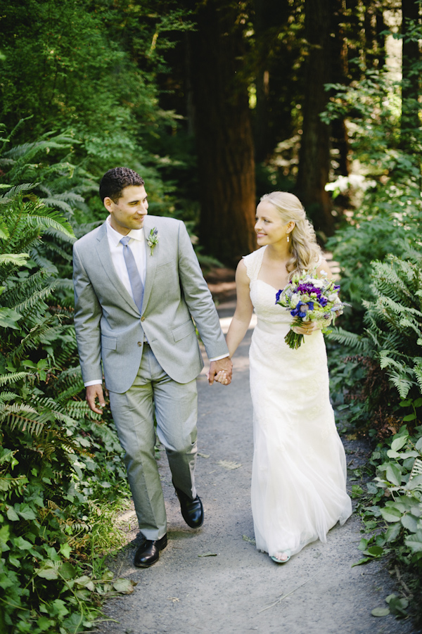 natural, outdoors wedding in Portland, Oregon at Hoyt Arboretum, wedding photo by Aaron Courter Photography | via junebugweddings.com