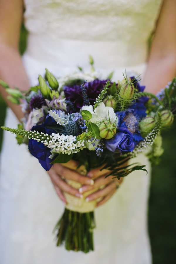 natural, outdoors wedding in Portland, Oregon at Hoyt Arboretum, wedding photo by Aaron Courter Photography | via junebugweddings.com