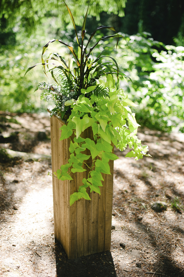 natural, outdoors wedding in Portland, Oregon at Hoyt Arboretum, wedding photo by Aaron Courter Photography | via junebugweddings.com