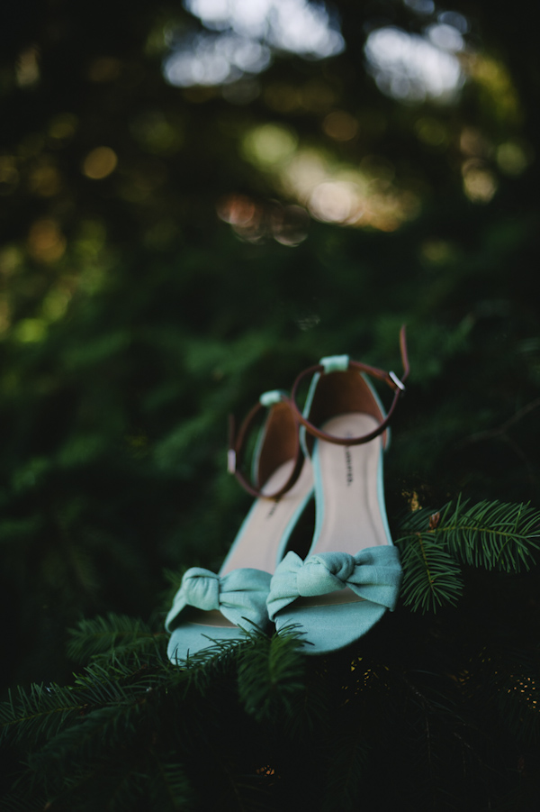 natural, outdoors wedding in Portland, Oregon at Hoyt Arboretum, wedding photo by Aaron Courter Photography | via junebugweddings.com