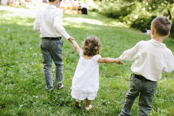 natural, outdoors wedding in Portland, Oregon at Hoyt Arboretum, wedding photo by Aaron Courter Photography | via junebugweddings.com