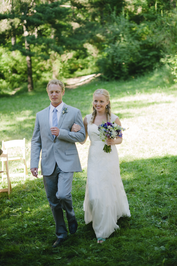 natural, outdoors wedding in Portland, Oregon at Hoyt Arboretum, wedding photo by Aaron Courter Photography | via junebugweddings.com