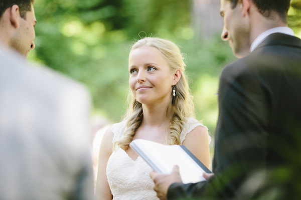 natural, outdoors wedding in Portland, Oregon at Hoyt Arboretum, wedding photo by Aaron Courter Photography | via junebugweddings.com