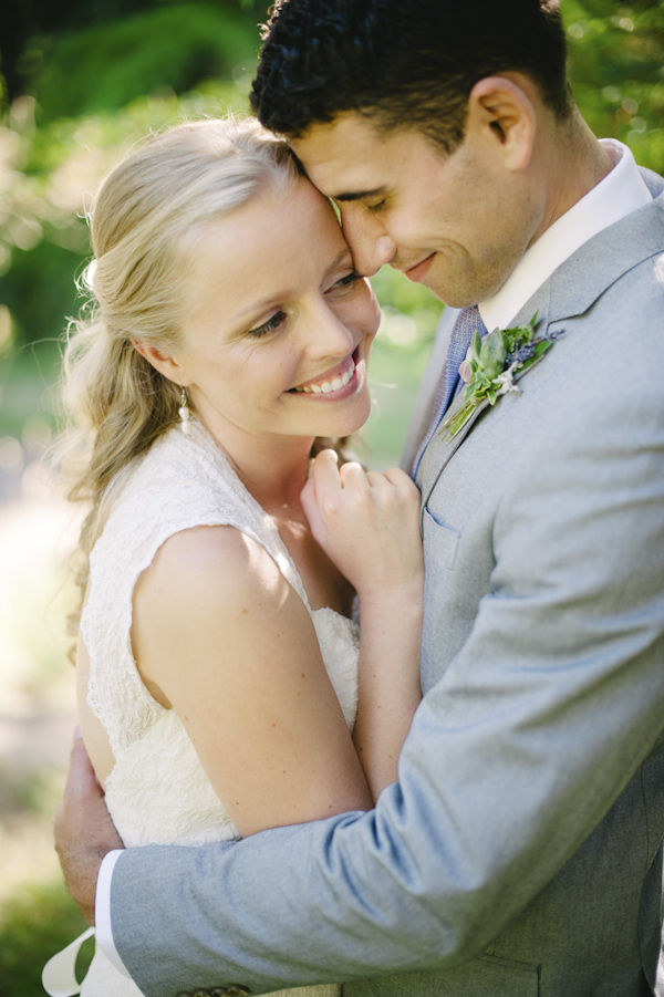 natural, outdoors wedding in Portland, Oregon at Hoyt Arboretum, wedding photo by Aaron Courter Photography | via junebugweddings.com