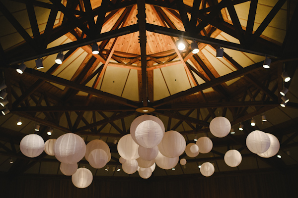 natural, outdoors wedding in Portland, Oregon at Hoyt Arboretum, wedding photo by Aaron Courter Photography | via junebugweddings.com