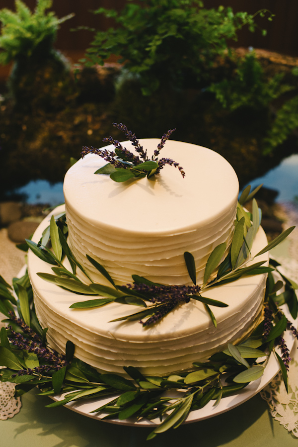 natural, outdoors wedding in Portland, Oregon at Hoyt Arboretum, wedding photo by Aaron Courter Photography | via junebugweddings.com