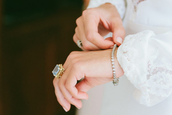 dramatic and sophisticated bridal style, photos by Wai Reyes Photography | via junebugweddings.com (19)