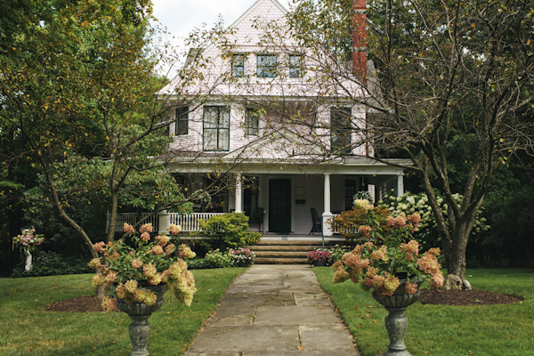 navy and pink garden wedding in Ohio, photo by Ely Brothers | via junebugweddings.com