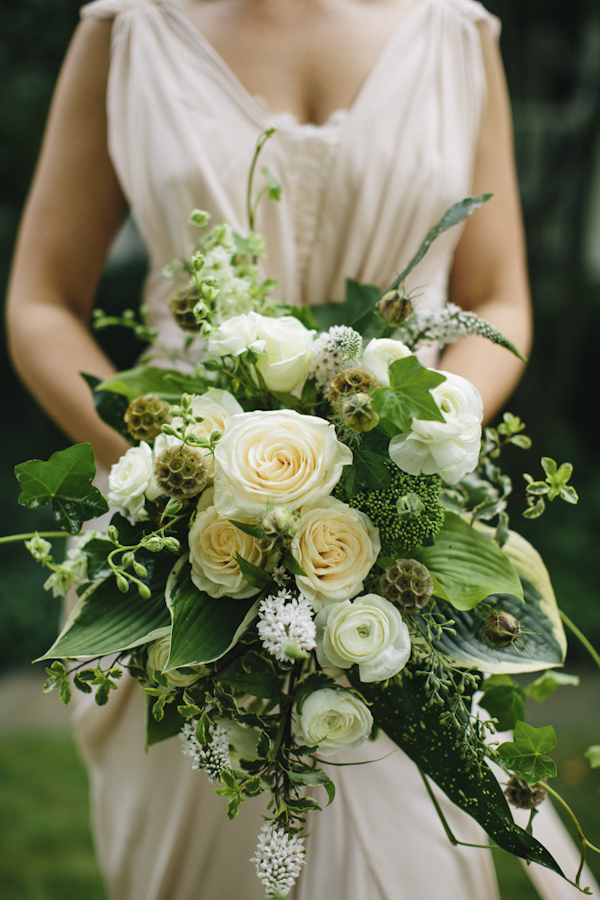 navy and pink garden wedding in Ohio, photo by Ely Brothers | via junebugweddings.com