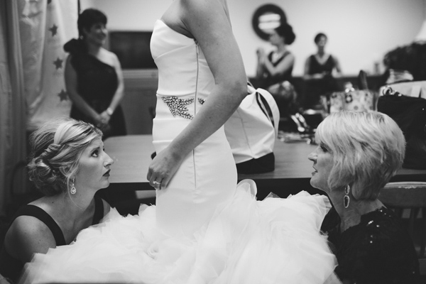 modern elegant gold and black wedding at Legend at Bergamont, photo by DWJohnson Studio | via junebugweddings.com