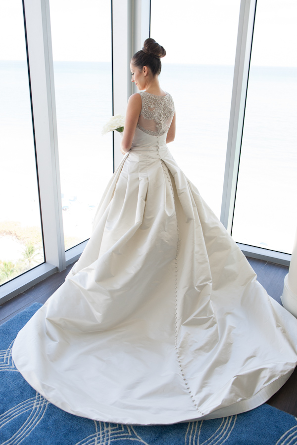 mid-century modern bridal style with photos by Jonathan Scott, JSPStudio | via junebugweddings.com (17)