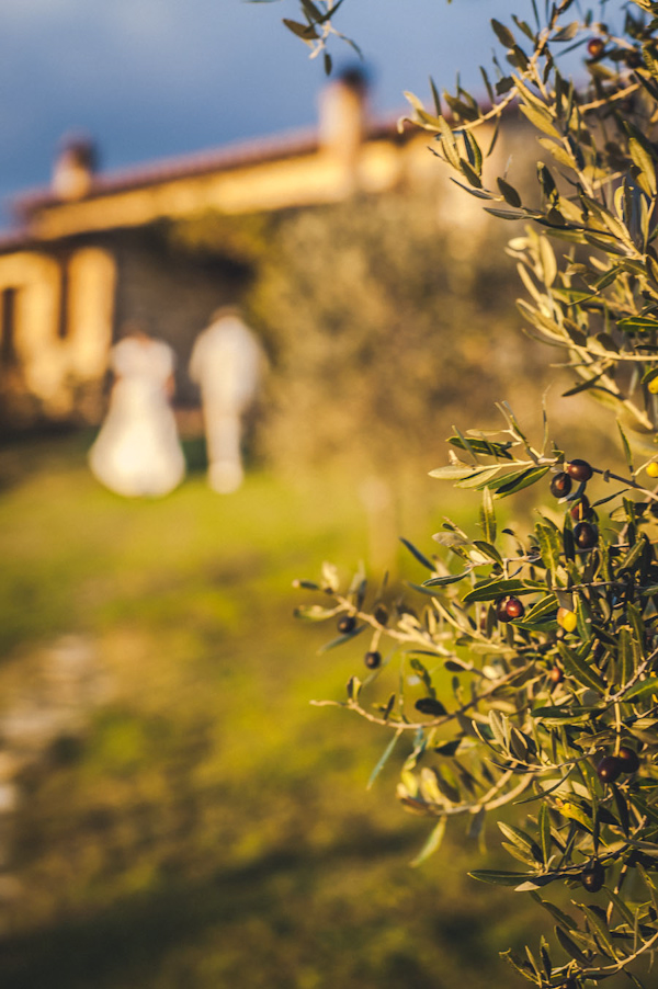 picturesque elopement in Tuscany with photography by Roberto Panciatici | via junebugweddings.com (17)