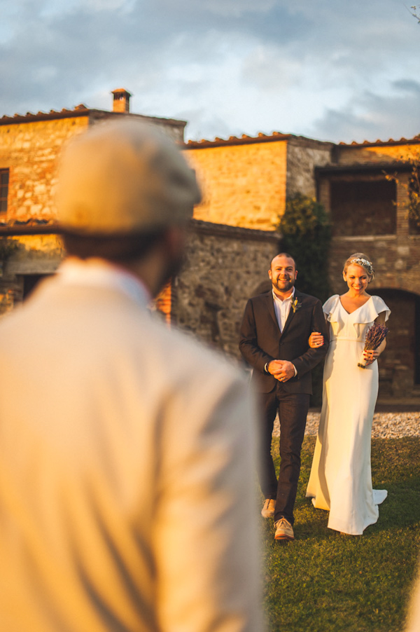 picturesque elopement in Tuscany with photography by Roberto Panciatici | via junebugweddings.com (14)