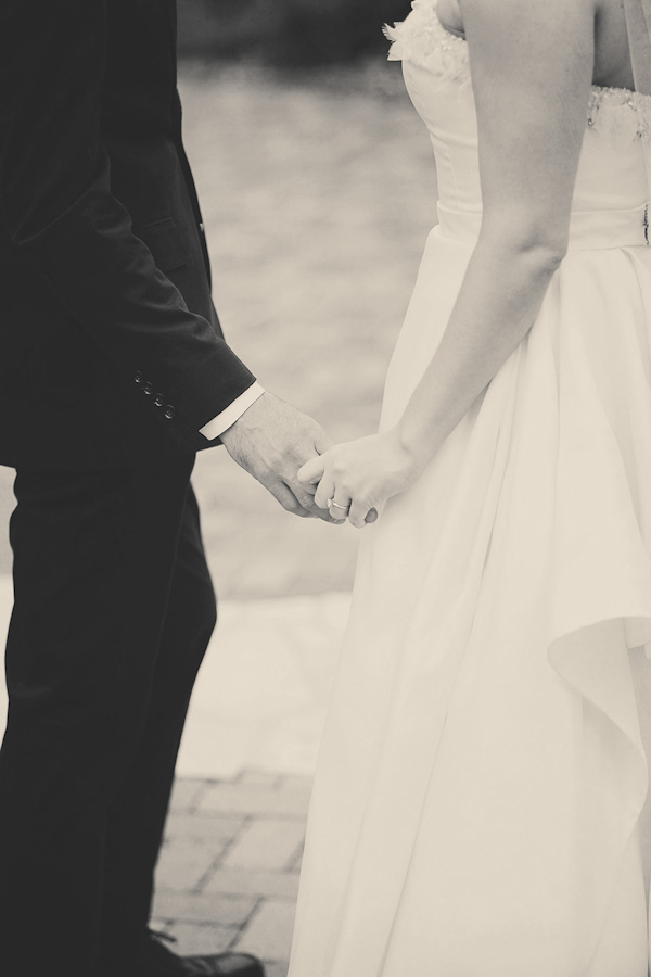 classic Oscar De La Renta bridal style with photos by Katherine Salvatori Photography | via junebugweddings.com