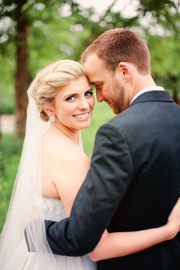 classic Oscar De La Renta bridal style with photos by Katherine Salvatori Photography | via junebugweddings.com