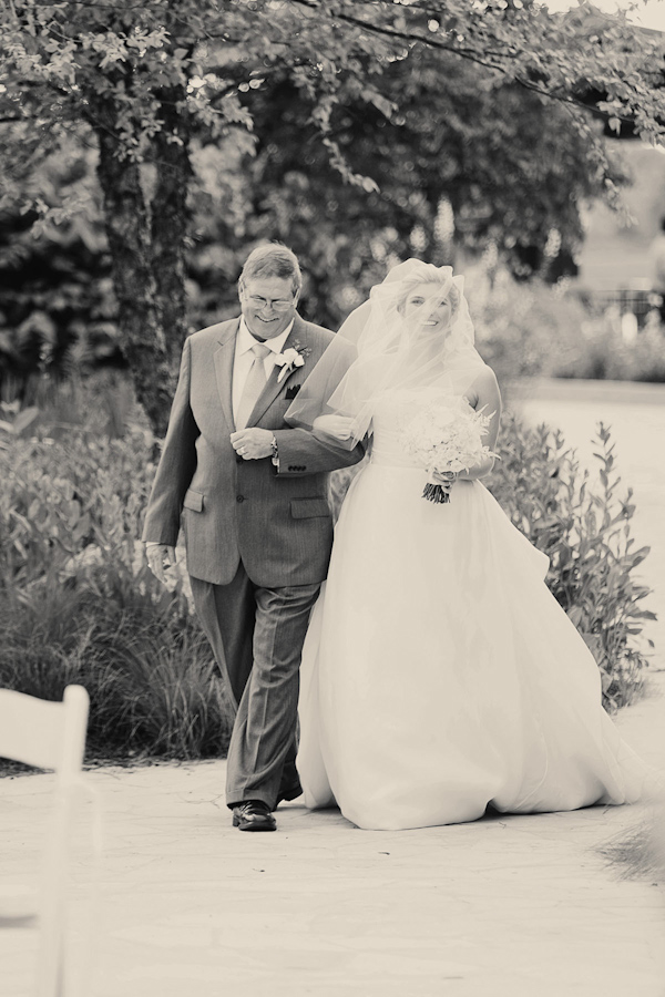 classic Oscar De La Renta bridal style with photos by Katherine Salvatori Photography | via junebugweddings.com