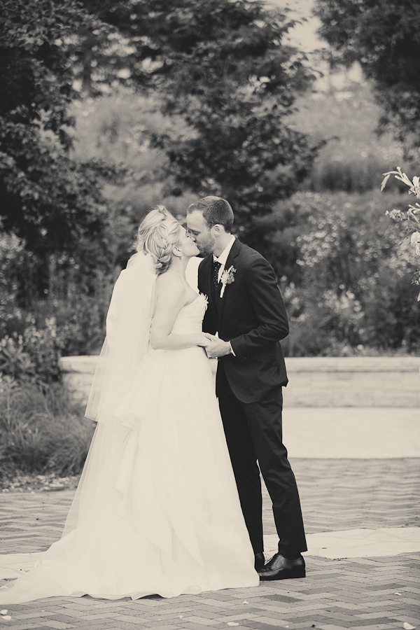 classic Oscar De La Renta bridal style with photos by Katherine Salvatori Photography | via junebugweddings.com