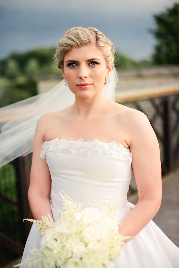 classic Oscar De La Renta bridal style with photos by Katherine Salvatori Photography | via junebugweddings.com