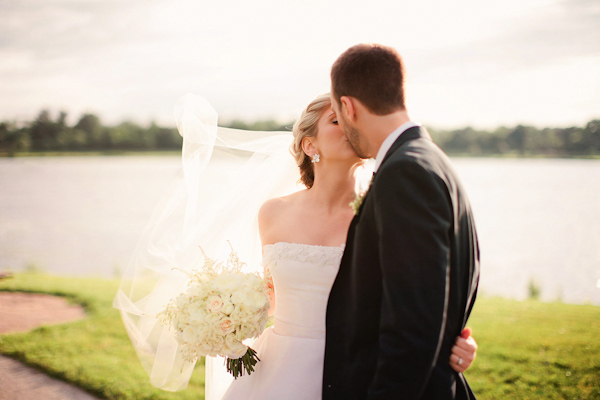 classic Oscar De La Renta bridal style with photos by Katherine Salvatori Photography | via junebugweddings.com