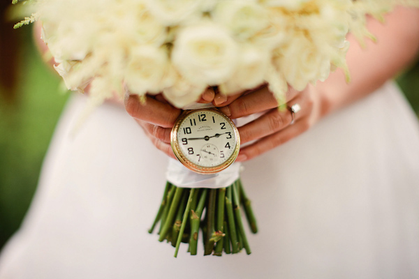 classic Oscar De La Renta bridal style with photos by Katherine Salvatori Photography | via junebugweddings.com