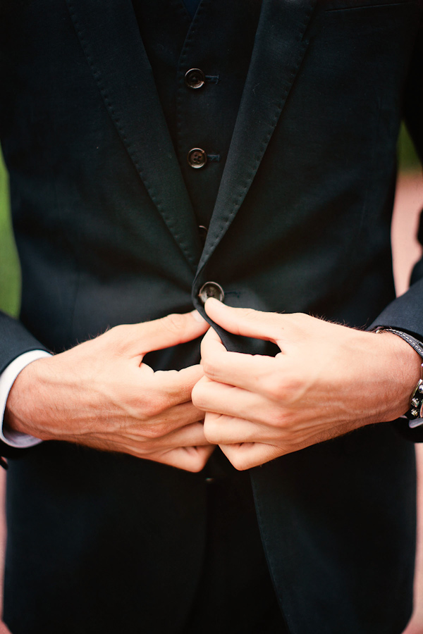 classic Oscar De La Renta bridal style with photos by Katherine Salvatori Photography | via junebugweddings.com