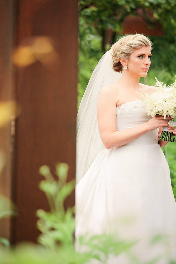classic Oscar De La Renta bridal style with photos by Katherine Salvatori Photography | via junebugweddings.com