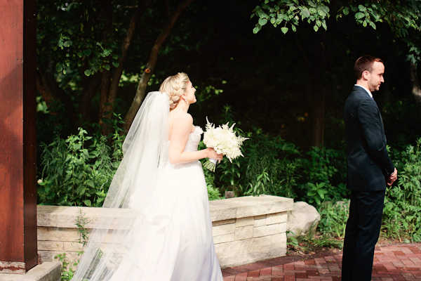 classic Oscar De La Renta bridal style with photos by Katherine Salvatori Photography | via junebugweddings.com