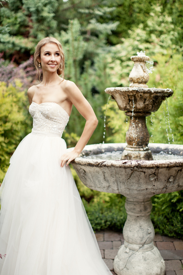 peach and cream rustic winery wedding in Naramata, BC with photos by Whitney Lane Photography | via junebugweddings.com