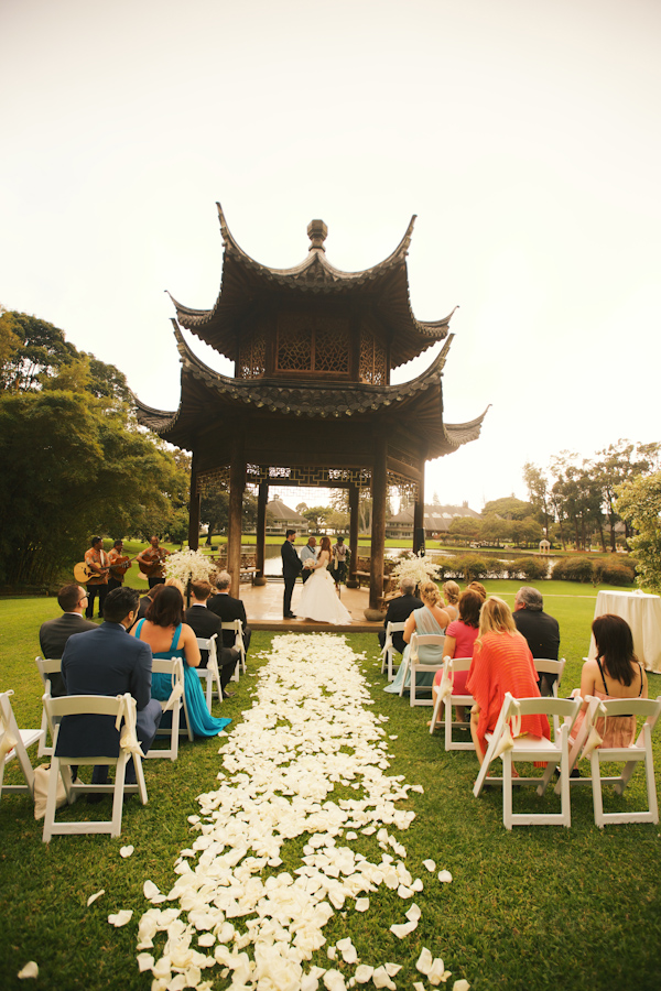 Hawaii destination wedding on Lanai island with photos by Anna Kim Photography | via junebugweddings.com