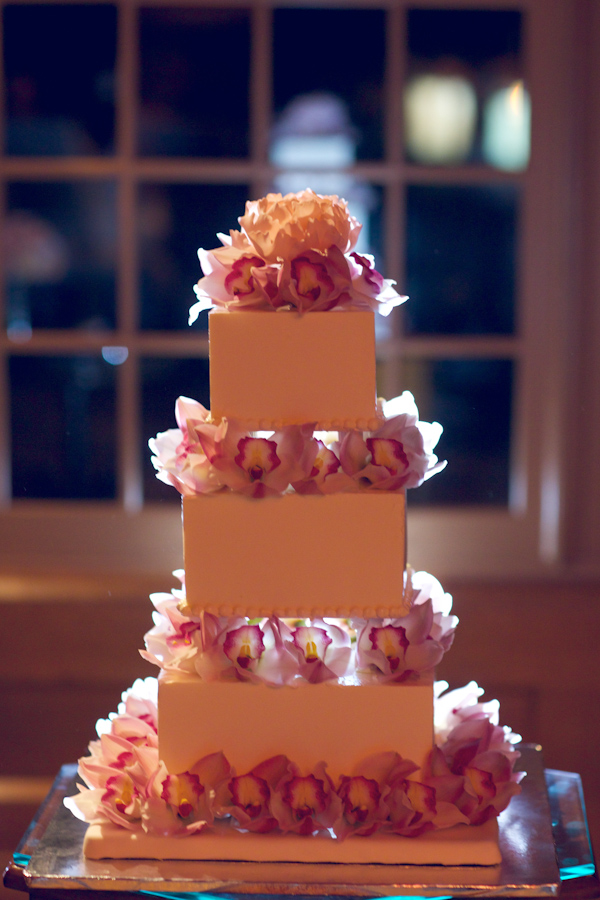 Hawaii destination wedding on Lanai island with photos by Anna Kim Photography | via junebugweddings.com