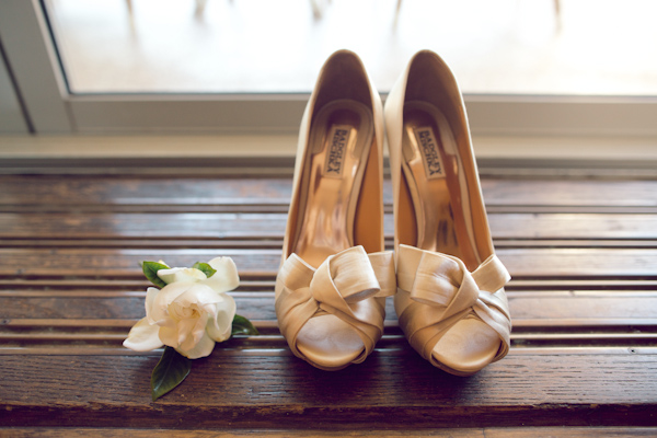 Hawaii destination wedding on Lanai island with photos by Anna Kim Photography | via junebugweddings.com