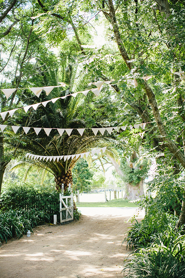 charming Australia wedding with gorgeous wedding party style, photo by Hannah Blackmore Photography | via junebugweddings.com